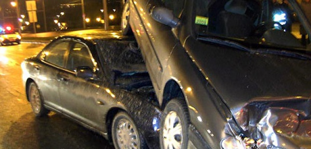 В Гродно Renault Laguna оказалась на крыше у Mazda Xedos
