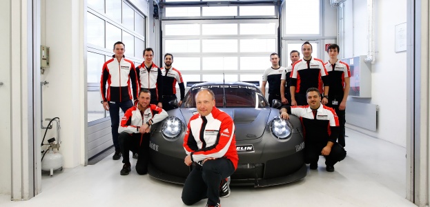 Porsche презентовала гоночное купе 911 GT3 RSR