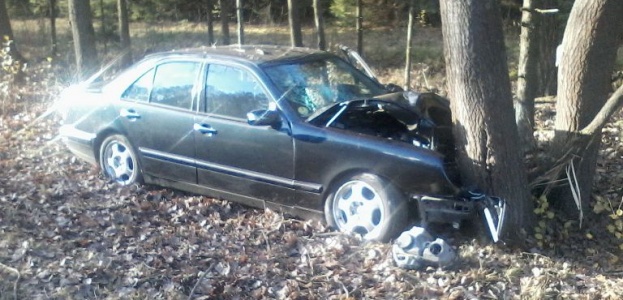 В Гродненской области водитель «Мерседеса» заснул за рулем и врезался в дерево.