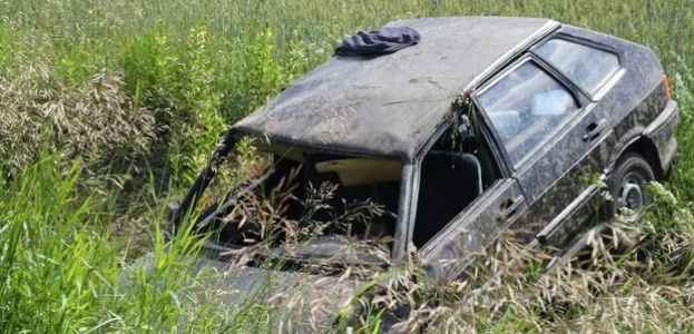 В Гомельском районе на сельской дороге перевернулся  ВАЗ-2109, водитель погиб (фото)