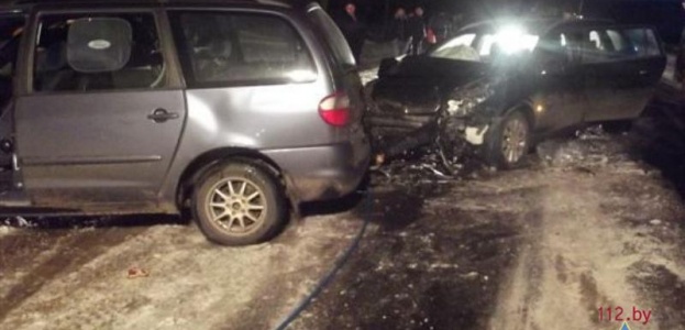 В Солигорском р-не Форд - Гелакси врезался Опель - Вектра, пассажира зажало в салоне (фото)