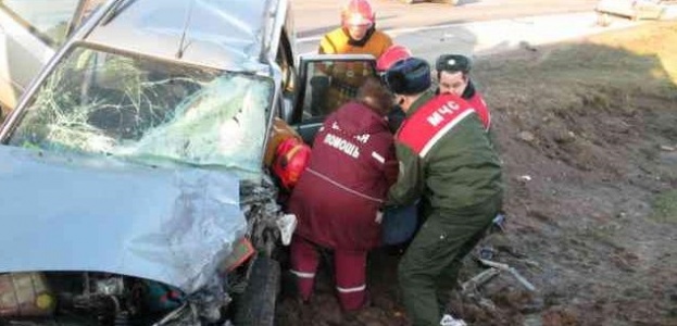 В Барановичском районе спасатели бензорезом вырезали водителя «Ford Focus», попавшего в  ДТП (фото)