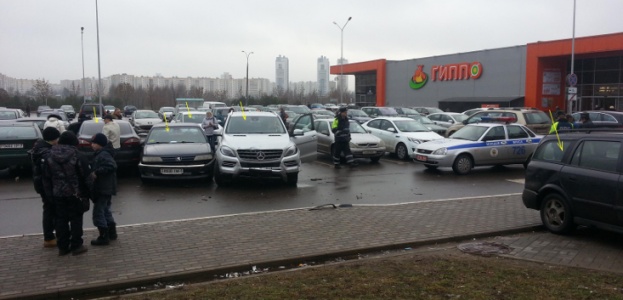 В Минске на парковке гипермаркета «Гиппо» дама на внедорожнике нанесла ущерб 5 автомобилям (фото)