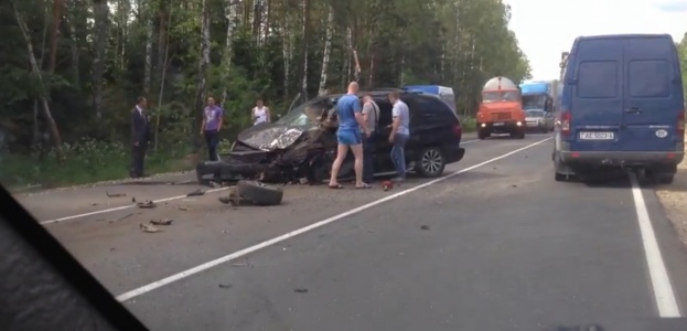 Под Минском на 69 км трассы Минск-Микашевичи столкнулись минивэн Chrysler и УАЗ (фото, видео)