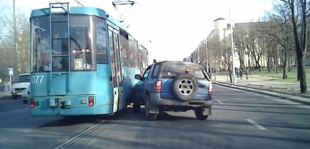 В Минске посреди белого дня женщина на внедорожнике протаранила трамвай (фото, видео)