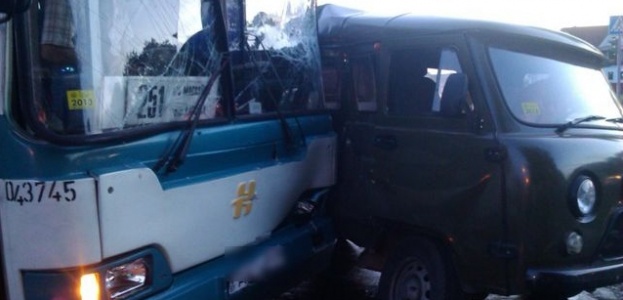 В Минском районе рейсовый автобус с 40 пассажирами столкнулся с автомобилем УАЗ (фото)