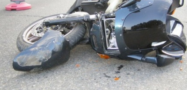 В Борисове мотоциклист на "Кавасаки" столкнулся с автомобилем "БМВ" и попал под колеса Тойота