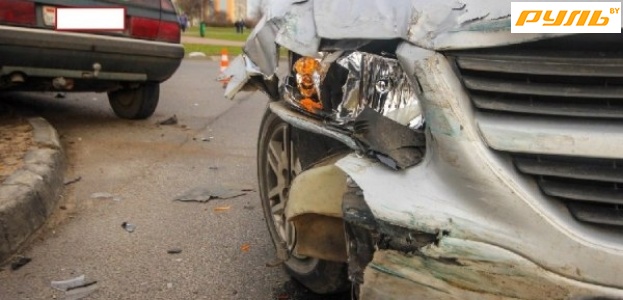 В Гродно пьяный бесправник за рулем Citroen врезался в Dodge Grand Caravan (фото)