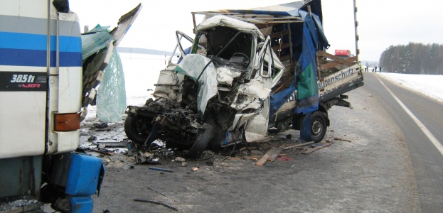 В Гродненской обл. грузовой Мерседес врезался в автопоезд, водитель грузовика погиб (фото)
