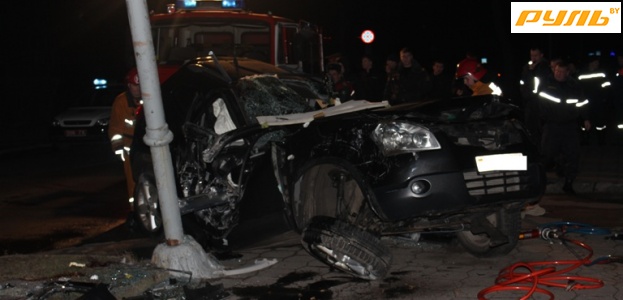 В Гродно водитель Nissan Qashqai перевернулся и врезался в осветительный столб (фото)