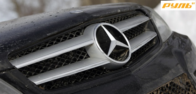 На МКАД женщина на Mercedes - Benz S-Class врезалась в мачту уличного освещения