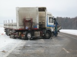 В Гродненской обл. грузовой Мерседес врезался в автопоезд, водитель грузовика погиб (фото)