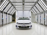 Volkswagen представил первый гибрид в версии GTI