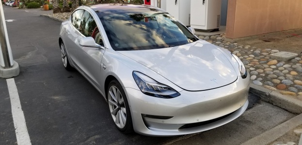 Tesla Model 3, наконец, показали в производственной версии