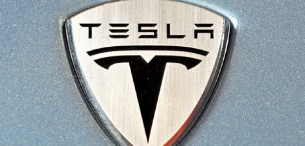 Амбиции Tesla: стоимость - $30 000, время зарядки – 45 минут, пробег на зарядке – 490 км.