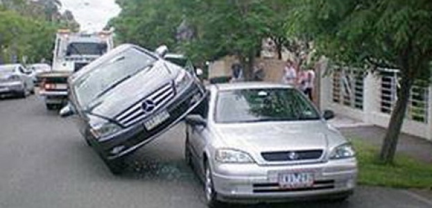 Австралийка припарковалась на автомобиле соседа