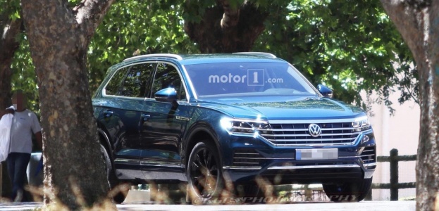 Volkswagen Touareg попался совершенно без камуфляжа