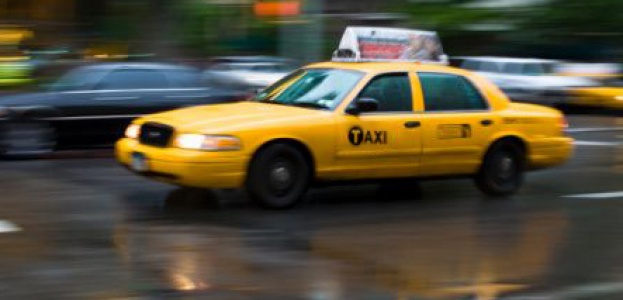 Голая женщина угнала такси