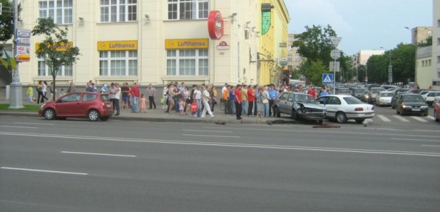 Две блондинки, одна авария, три автомобиля