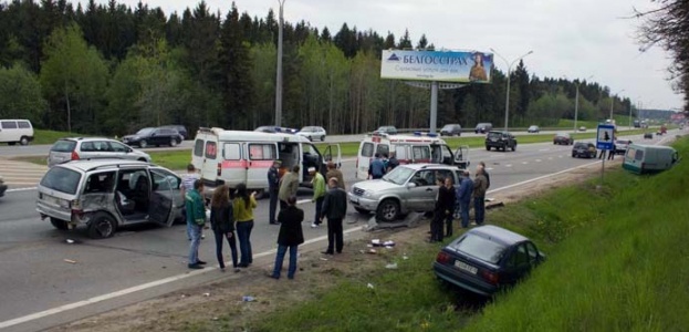 Три пассажира выпали из машины при столкновении четырех автомобилей на трассе М2