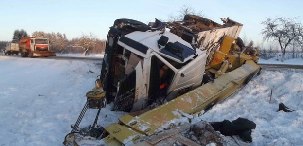 В Вилейском районе перевернулся кран, водителя зажало в кабине