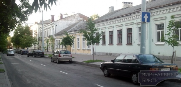 Водитель на Мерседесе в Бресте протаранил 6 машин и скрылся с места ДТП