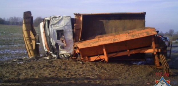 В Климовичах опрокинулся грузовой "МАЗ" пескоразбрасыватель (фото)