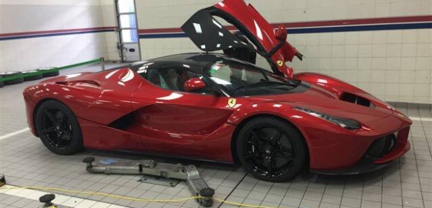 Paul Bailey покупает Rosso Fiorano Ferrari LaFerrari