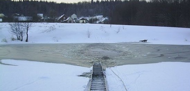 В Минском районе спасатели пришли на помощь человеку, провалившемуся под лёд вместе со снегоходом