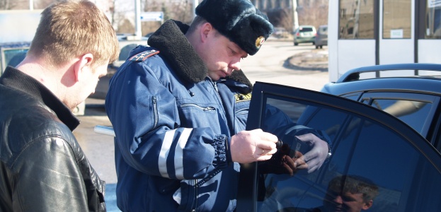 Правильно снимаем тонировочную пленку со стекол автомобиля