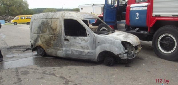 В Минском районе  сгорел служебный автомобиль Renault (фото)