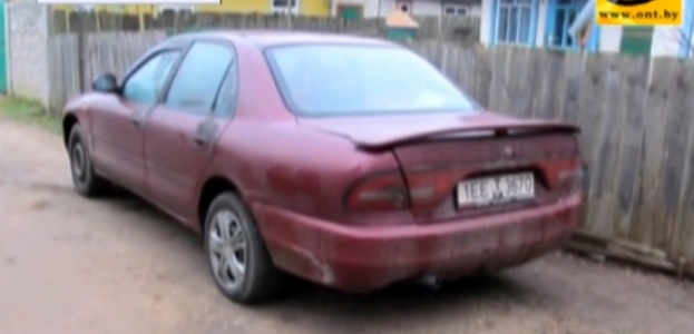 В Барановичах парень, угрожая пистолетом сторожу, забрал свою машину со штраф стоянки (видео)