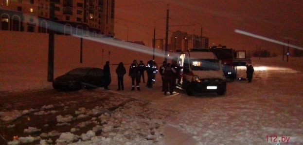 В Минске водитель Ситроен С-5 чуть не захлебнулся в зловонной луже (фото видео)