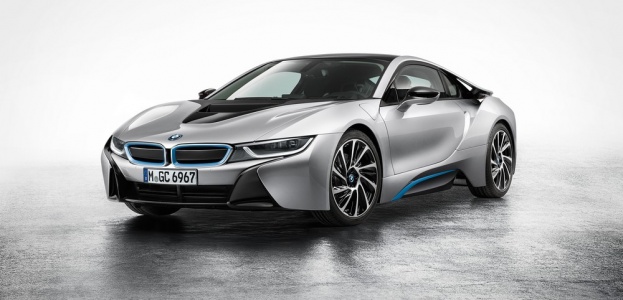 Компания BMW улучшит динамику гибрида i8