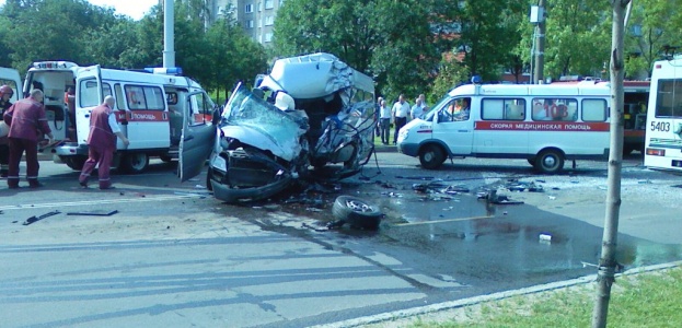 Маршрутка выехала на встречную и попала под троллейбус