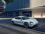 Porsche официально представила свой первый электромобиль: Taycan