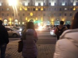 В Минске на пр. Независимости во время движения загорелся белый Peugeot 405 (видео)