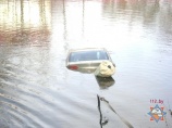В Минском районе работники МЧС извлекли из водоёма легковой автомобиль